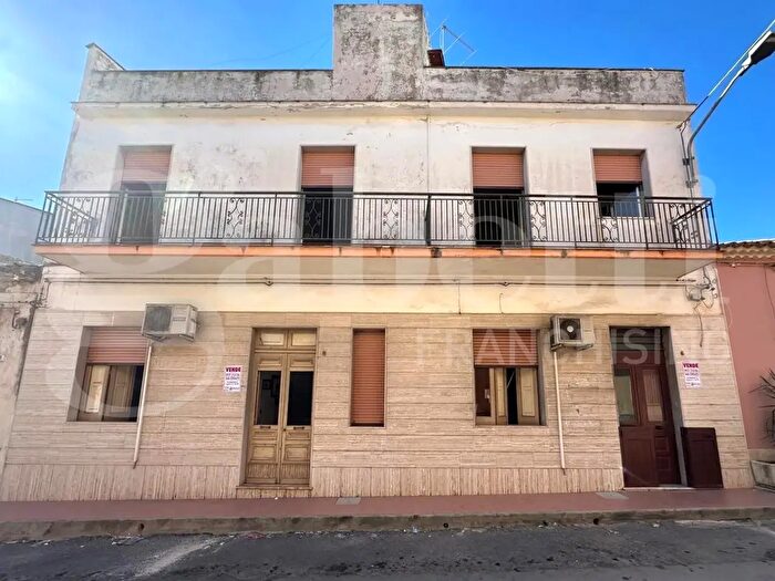 Casa con 7 locali in vendita in Via Azzolini, Avola