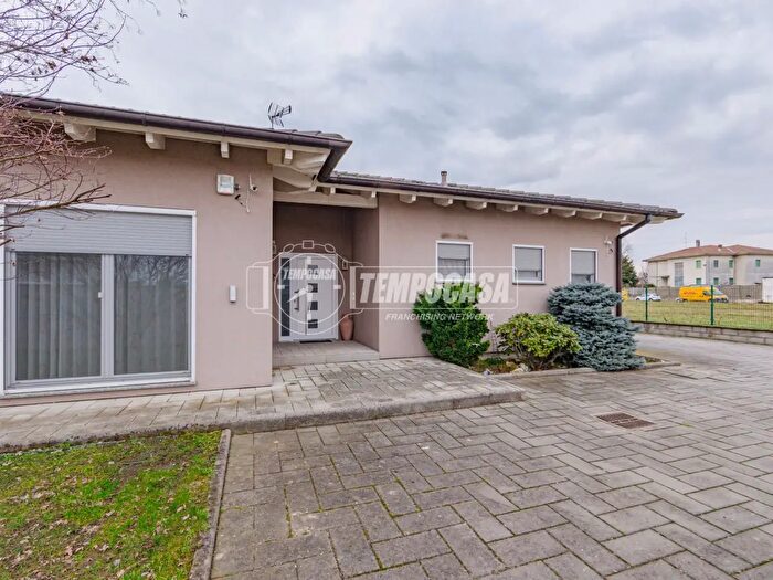 Casa trilocale in vendita in Via Giovanni Palatucci C, Dorno