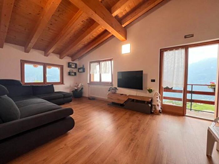 Casa con 6 locali in vendita in Via Roma, Cevo