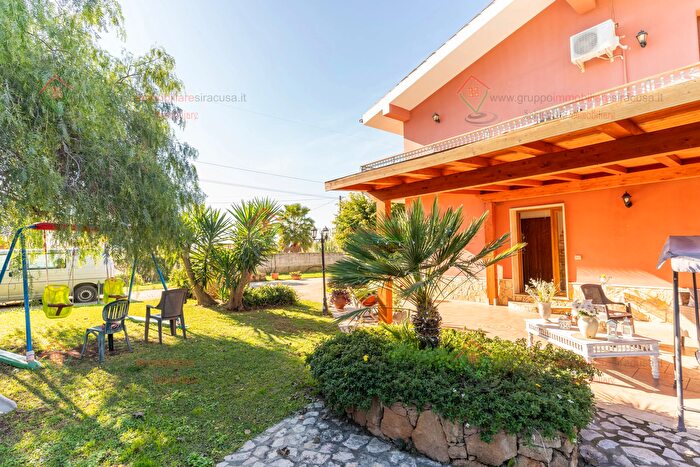 Casa con 9 locali in vendita in Siracusa