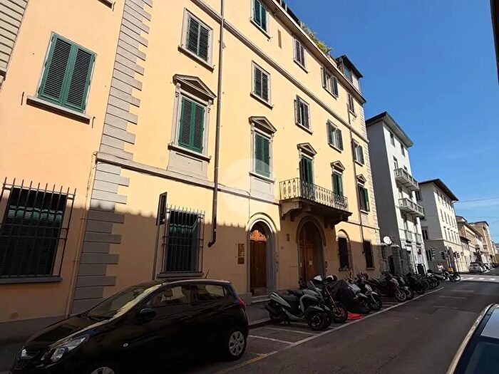 Appartamento con 5 locali in vendita in Appartamento Via Cittadella, Firenze
