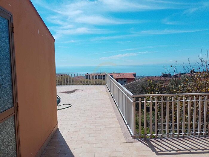 Casa trilocale in vendita in Aci Castello