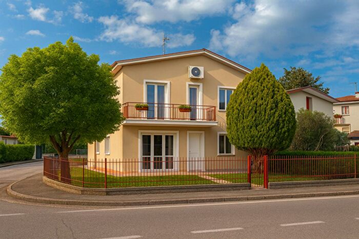 Casa in vendita in Via Alessandro Volta, Pozzonovo