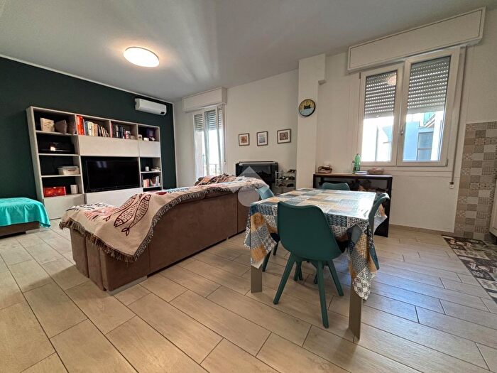 Appartamento trilocale in vendita in Viale a Gramsci, Modena