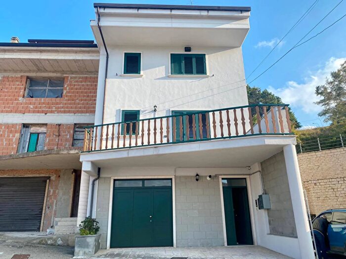 Casa con 6 locali in vendita in Via Cavalieri di Malta, Alberona