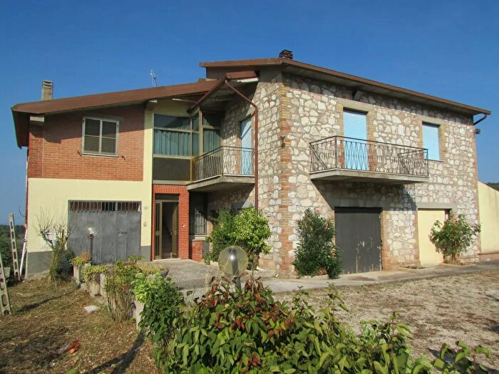 Casa con 10 locali in vendita in Massa Martana