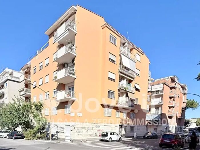 Appartamento quadrilocale in vendita in Via Raffaele Sorbi, Roma