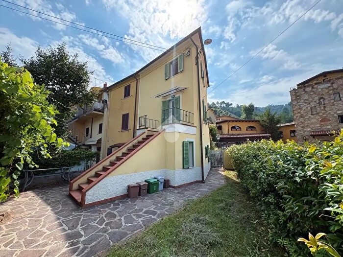 Appartamento trilocale in vendita in Semindipendente Via Bottaccio, Montignoso
