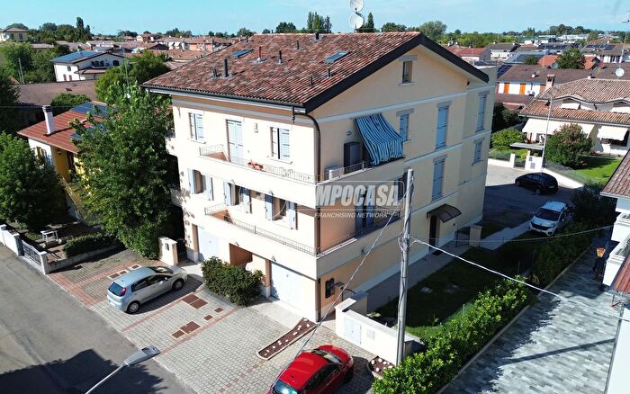 Appartamento quadrilocale in vendita in Via Benvenuto Cellini, Novellara