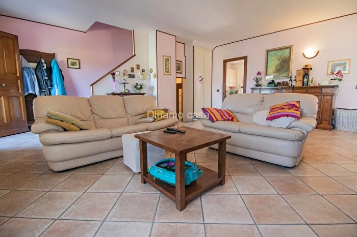 Casa con 5 locali in vendita in Prato