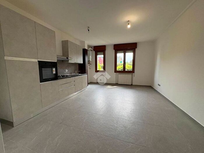Appartamento trilocale in affitto in Via Giuseppe Giusti, Giubiano San Carlo, Varese