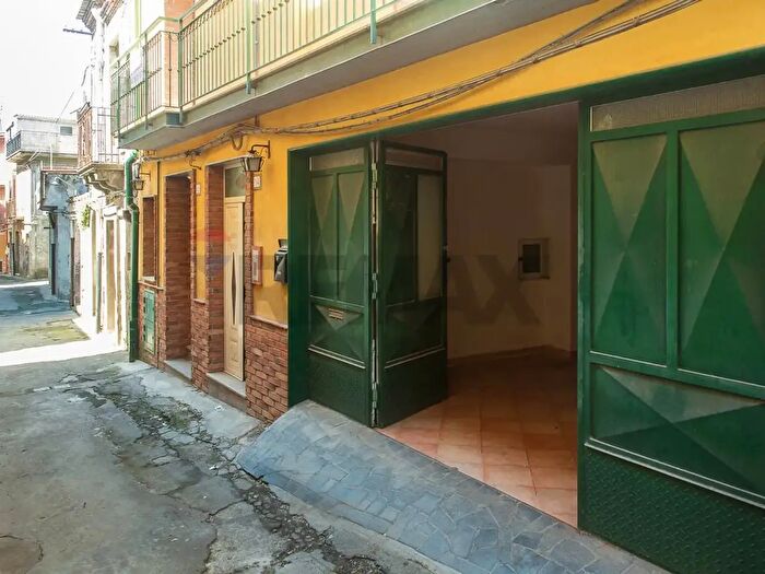 Casa con 8 locali in vendita in Via Antonino Uccellatore, Bronte