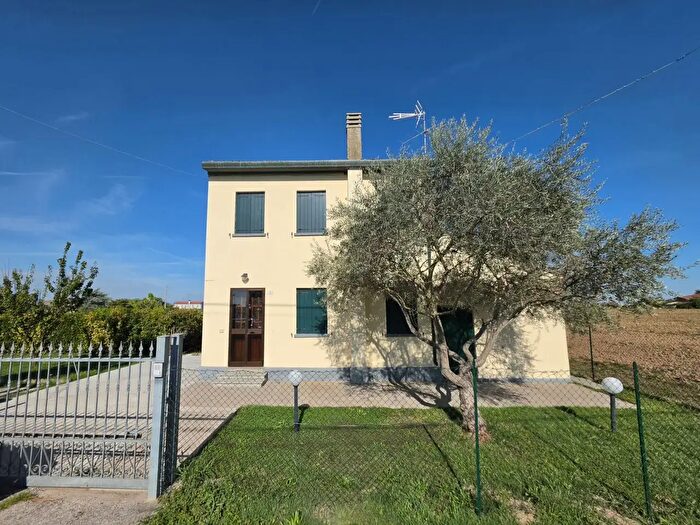Casa bilocale in affitto in Via Mattei, Villa Estense