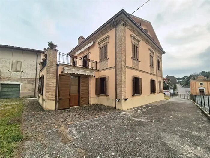 Casa con 11 locali in vendita in Casacanditella