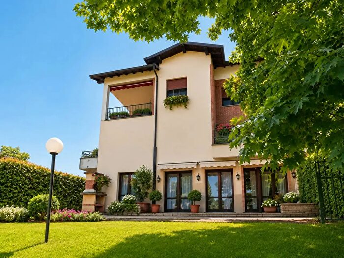 Appartamento quadrilocale in vendita in Via Papa Giovanni XXIII, Lesmo