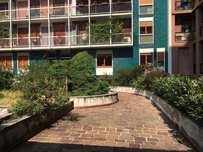 Casa trilocale in affitto in VIA COLA DI RIENZO, Solari, Milano