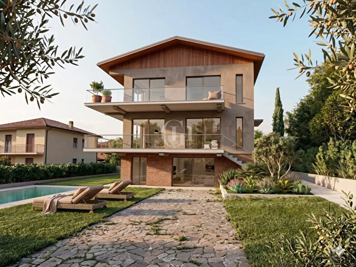 Casa con 8 locali in vendita in San Felice Del Benaco