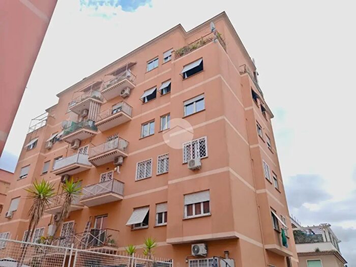 Appartamento trilocale in affitto in Via Edoardo Jenner, Roma