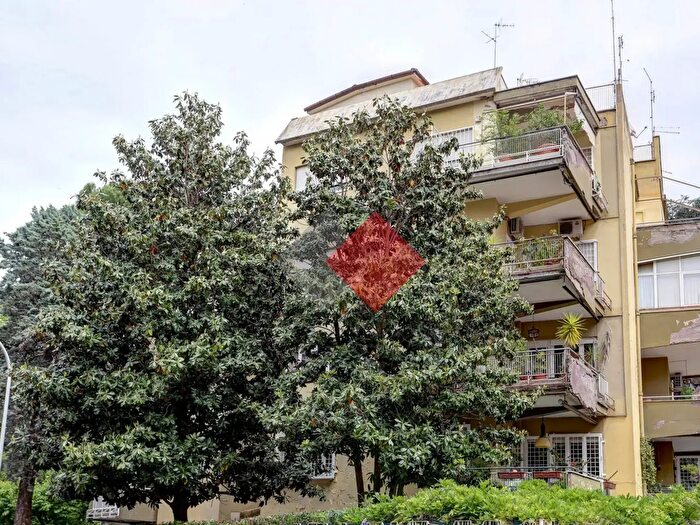 Appartamento con 5 locali in vendita in Via Emilio De Marchi, Roma