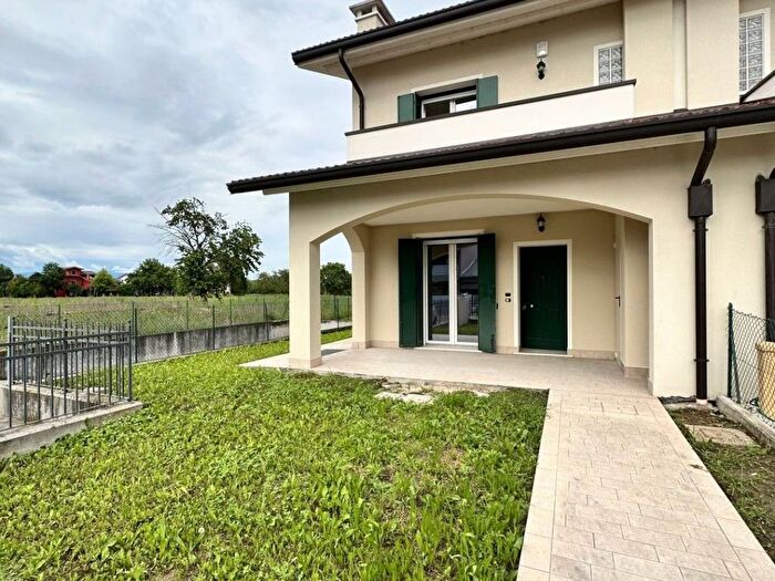 Casa con 6 locali in affitto in Viale Stati Uniti, Centro, Quinto Vicentino
