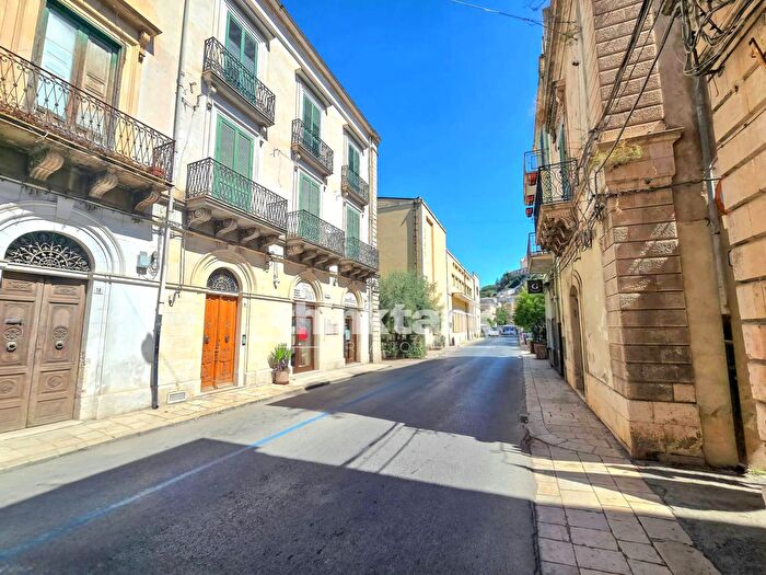 Appartamento con 6 locali in vendita in Corso Garibaldi, Scicli