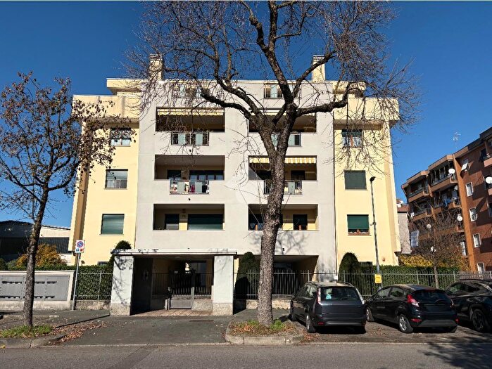 Appartamento trilocale in vendita in Via Ciro Menotti, Legnano