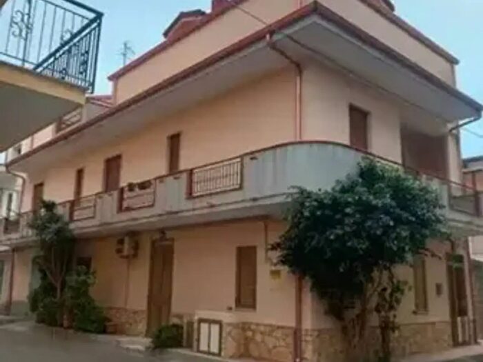 Casa con 6 locali in vendita in Via Monte Pollino, Ciro Marina