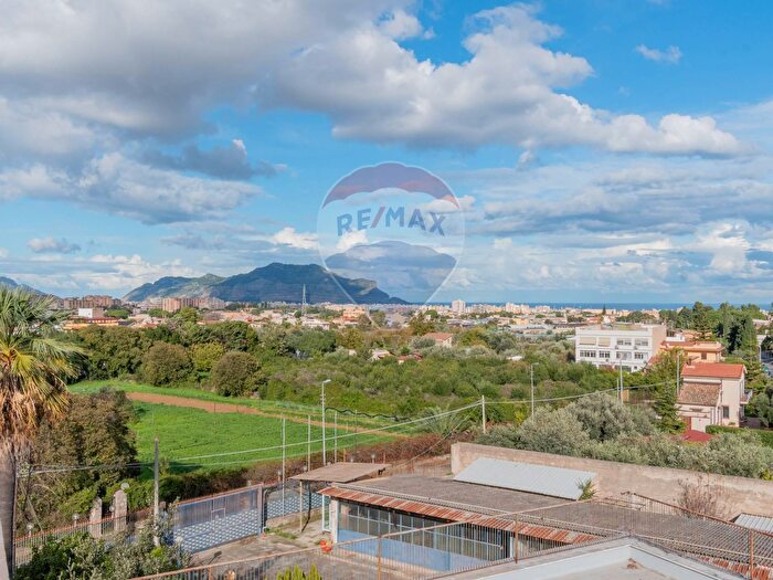 Appartamento con 13 locali in vendita in Via Olio di Lino, Palermo