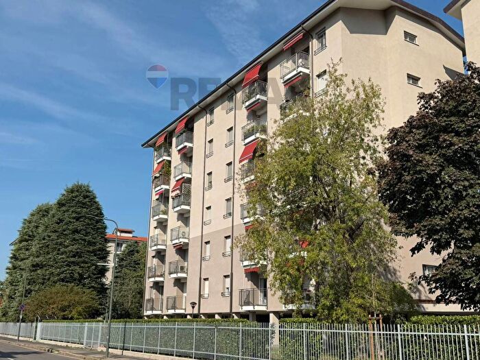 Appartamento trilocale in affitto in Via Lampugnano, Trenno, Milano