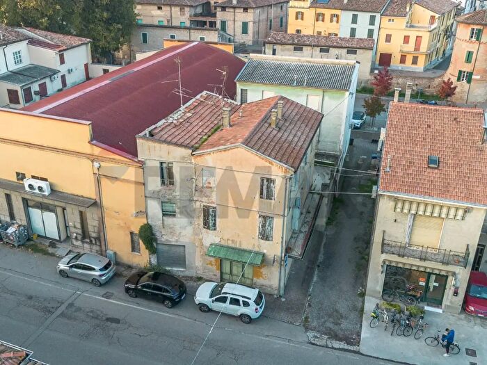 Casa con 8 locali in vendita in Via Vincenzo Bellini, Busseto