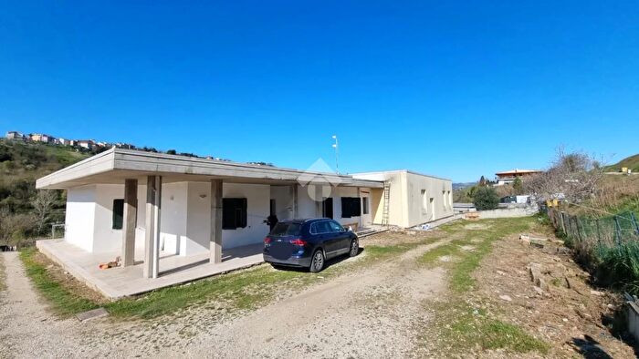 Casa con 7 locali in vendita in Via Castorano, Castorano