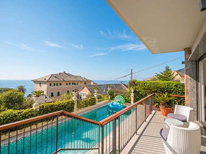 Casa con 13 locali in vendita in Via dei Floricoltori, Genova