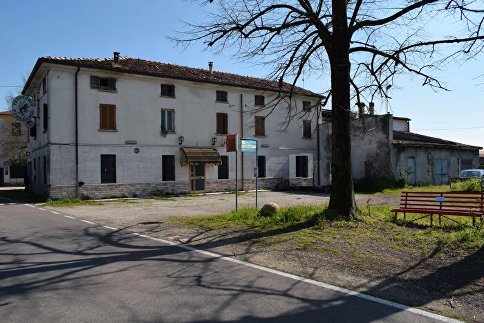 Casa con 15 locali in vendita in Strada Pellalocco, Roverbella