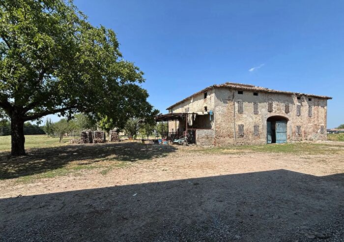 Casa con 8 locali in vendita in Strada di Frara, Parma