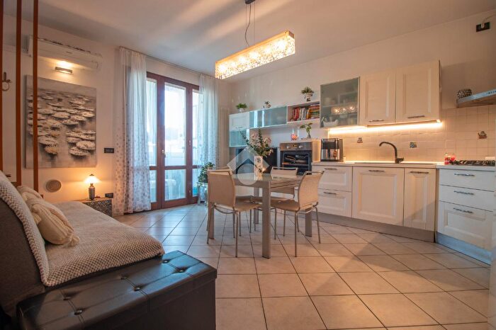 Appartamento trilocale in vendita in Via Pinarella, Cervia