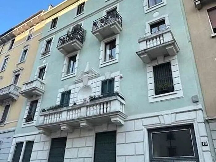 Appartamento trilocale in affitto in Via Mantova, Milano