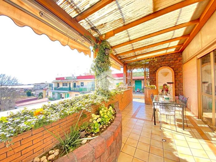 Appartamento con 6 locali in vendita in Via Beato Cristiano Franco, Napoli