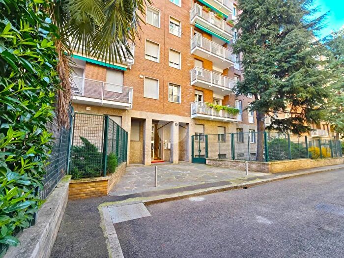 Appartamento trilocale in vendita in Viale Ca Granda, Milano