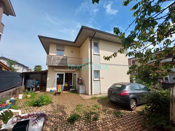 Casa con 8 locali in vendita in Via Giovanni Pascoli, Torrebelvicino