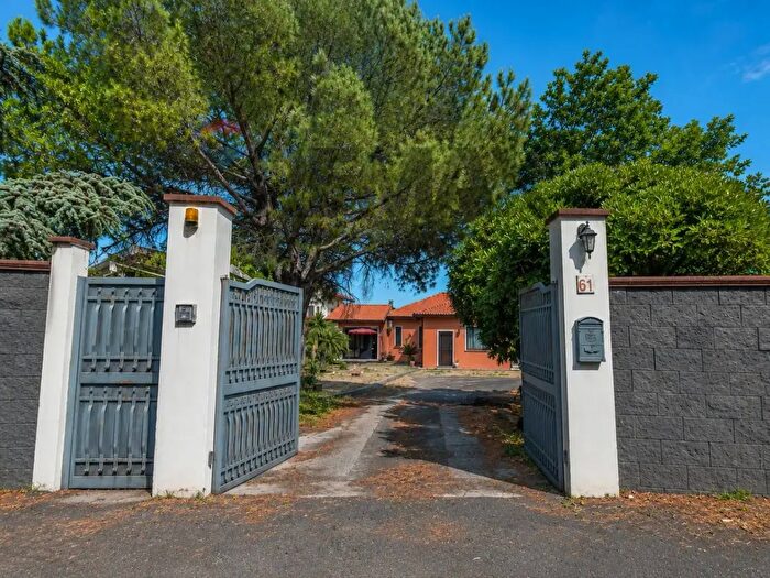 Casa con 5 locali in vendita in Via delle Ginestre, Pedara