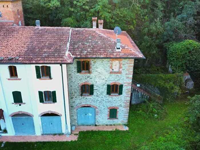 Casa con 6 locali in vendita in Via del Pian di Giuliano, Pistoia
