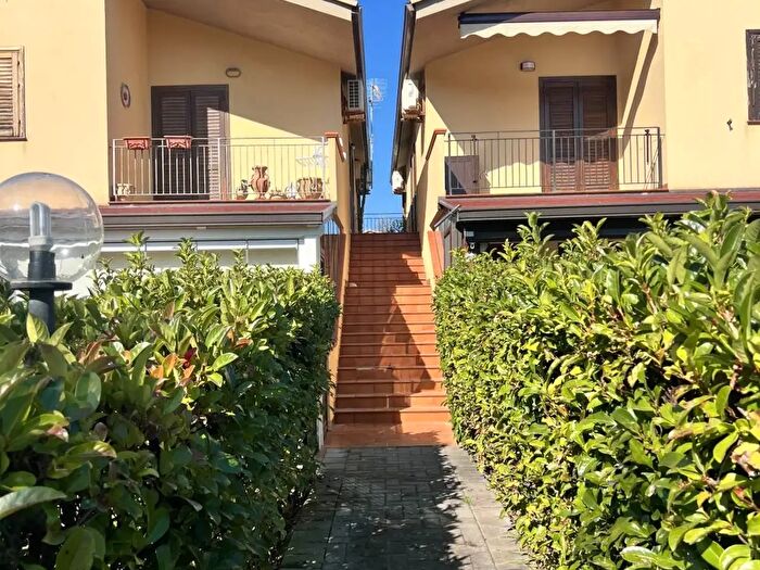 Appartamento bilocale in affitto in Campofelice Di Roccella