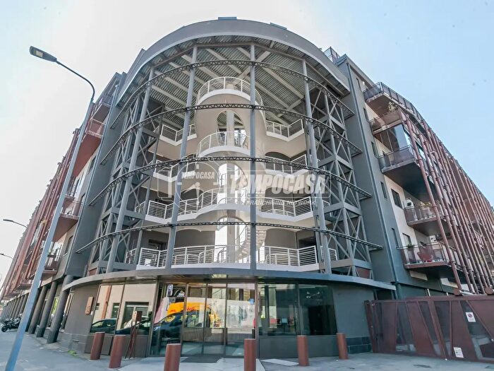 Appartamento trilocale in vendita in Via Enrico Cosenz, Milano