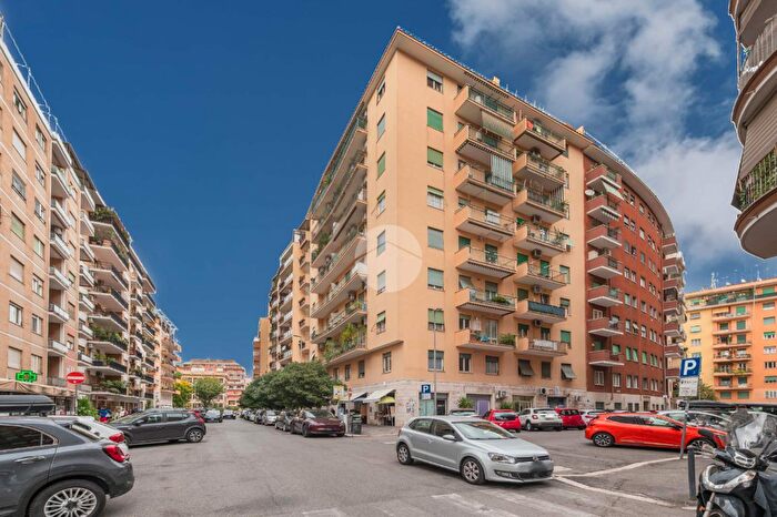 Appartamento trilocale in vendita in Via Migiurtinia, Roma