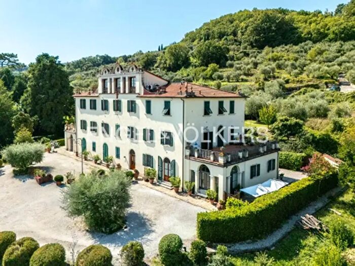 Appartamento con 6 locali in vendita in Via Tazzerina E Sardigna, Pistoia