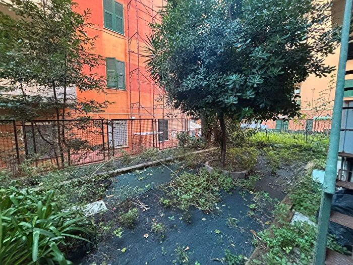 Appartamento trilocale in vendita in Via Domenico Oliva, Genova