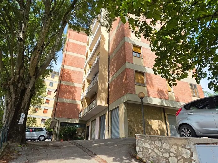 Appartamento con 5 locali in vendita in Via Quinto Settano, Siena