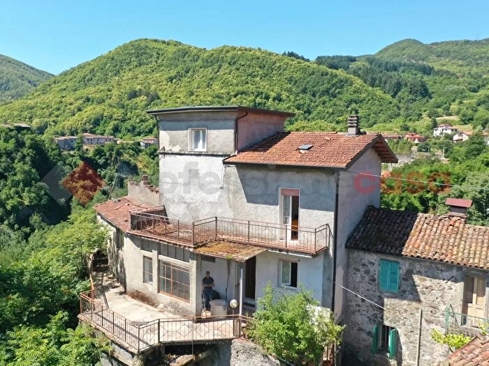 Casa con 5 locali in vendita in Via del Grotto, Camporgiano