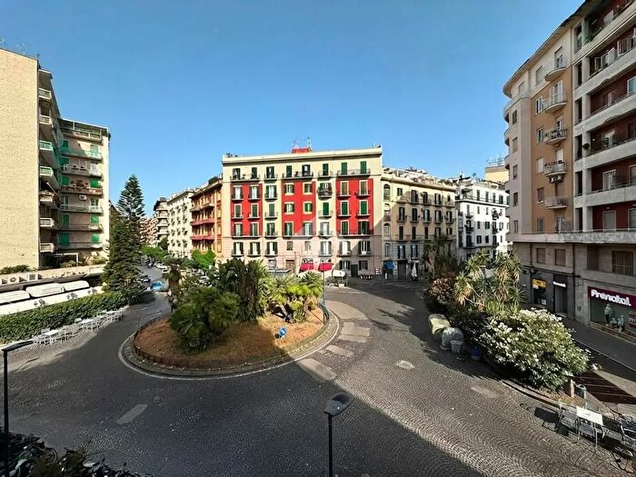 Appartamento con 7 locali in vendita in Piazza Bernini, Napoli