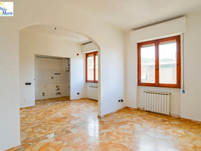 Appartamento trilocale in vendita in Via Mignone, Savona